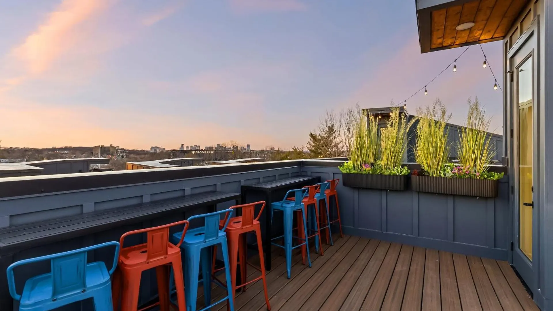 Hot Tub Poker Pool Table & Rooftop City Mls View Nashville
