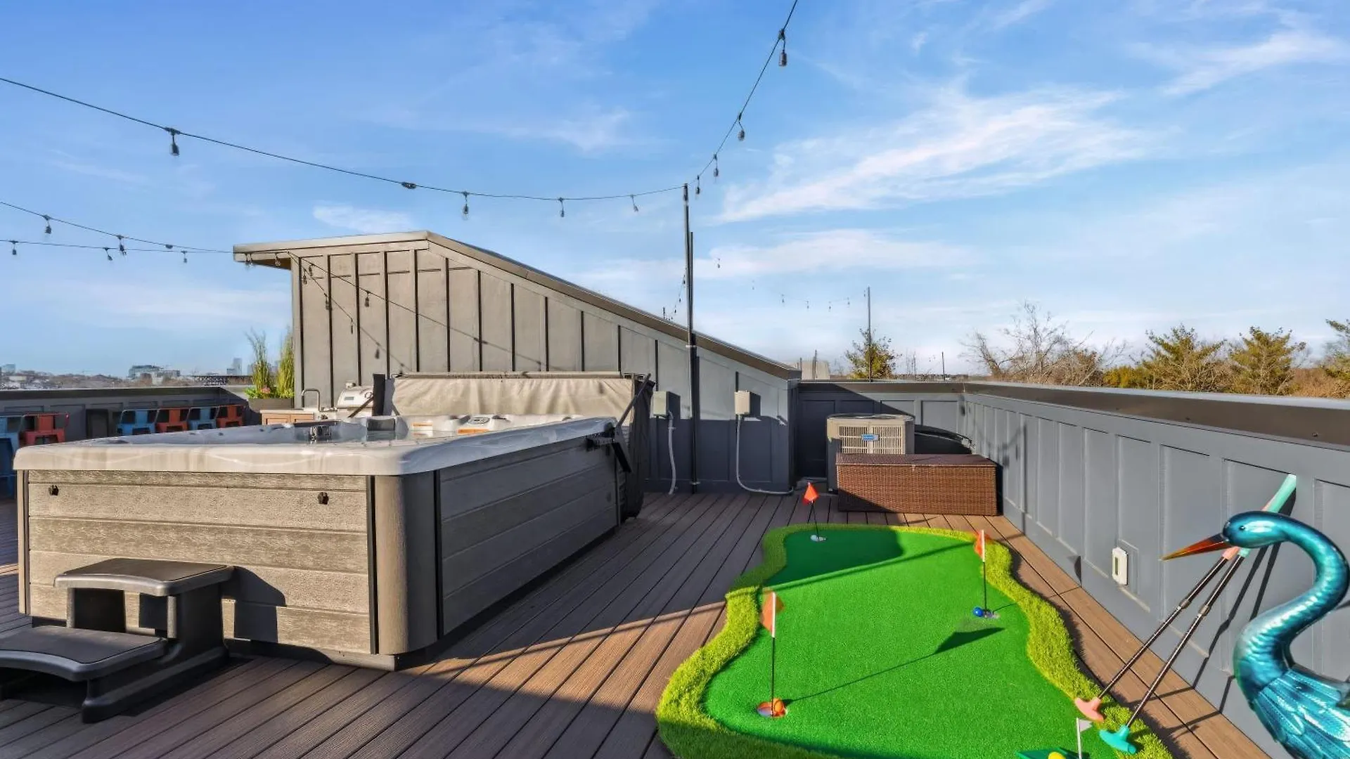 Hot Tub Poker Pool Table & Rooftop City Mls View Nashville USA